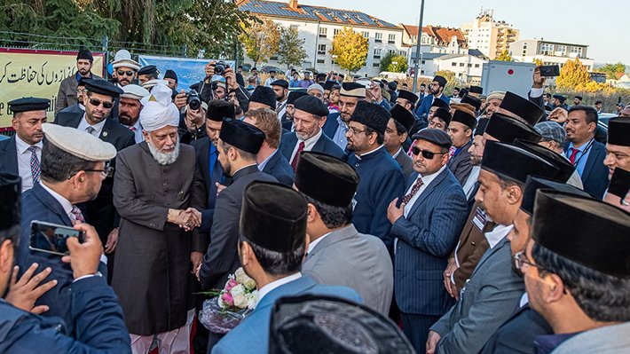 ahmadiyya-muslim-celebration